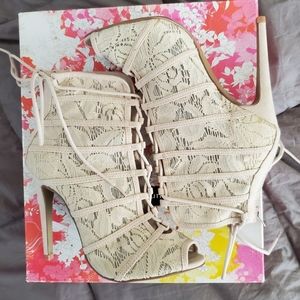 EUC Chinese Laundry Peep Toe Jingle Booties Nude Size 6